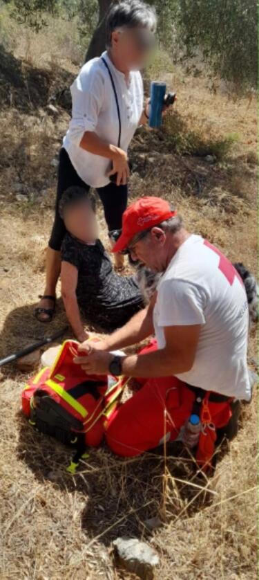 Αίσιο τέλος είχε η επιχείρηση εντοπισμού ηλικιωμένης με χρόνια νοσήματα στο χωρίο Αχλάδες του Δήμου Μυλοποτάμου στην Κρήτη, την οποία εντόπισαν και διέσωσαν εθελοντές Σαμαρείτες – Διασώστες του Περιφερειακού Τμήματος Ρεθύμνου του Ε.Ε.Σ. Τα ίχνη της ηλικιωμένης είχαν χαθεί από το βράδυ της Πέμπτης (30/7). 