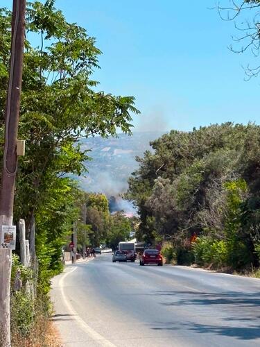 Στο σημείο έσπευσαν έξι οχήματα με 16 υπαλλήλους για την αντιμετώπιση του περιστατικού.