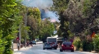Στο σημείο έσπευσαν έξι οχήματα με 16 υπαλλήλους για την αντιμετώπιση του περιστατικού.