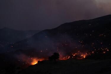 Νύχτα θρίλερ στην Αγία Γαλήνη - Οι φλόγες κατεβαίνουν από το βουνό, άνιση η μάχη με τους ανέμους