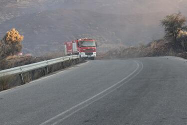 Νύχτα θρίλερ στην Αγία Γαλήνη - Οι φλόγες κατεβαίνουν από το βουνό, άνιση η μάχη με τους ανέμους