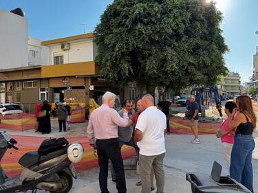 Ο Δήμαρχος Ηρακλείου στα έργα ανάπλασης της πλατείας Ελευθέρνης στα Καμίνια