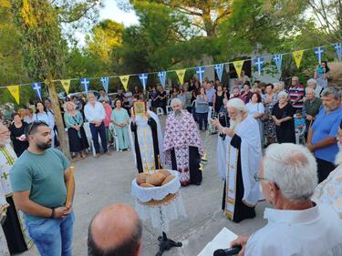 Ξεχωριστή ευλογία για όλους αποτέλεσε η προσκύνηση των Ιερών Λειψάνων των Αγίων Αναργύρων, τα οποία μεταφέρθηκαν από την Ενορία Ευαγγελισμού της Θεοτόκου Σητείας με τη φροντίδα του π. Φιλοκτήμονος Αυγουστινάκη, χαρίζοντας στους πιστούς μια μοναδική πνευματική εμπειρία.