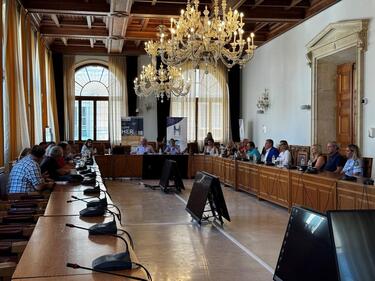 Σε γόνιμο κλίμα πραγματοποιήθηκε το πρωί της Παρασκευής, στο Δημαρχείο Ηρακλείου, η κλειστή σύσκεψη μεταξύ υπηρεσιακών και δημοτικών παραγόντων, αλλά και εκπροσώπων φορέων για τα έργα συντήρησης στην Κρήνη Μοροζίνι, η αυθαίρετη έναρξη των οποίων κυρίως το… κοτετσόσυρμα που είχε τοποθετηθεί με πρωτοβουλία της εφορείας Αρχαιοτήτων είχε προκαλέσει σάλο!