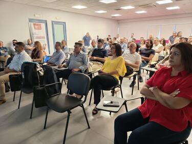 Η κα Βαρβάρα Ταμπακουλάκη, Διευθύντρια Βιώσιμης Ανάπτυξης στην Ergoprolipsis, εξήρε τις επιδόσεις της Χαλκιαδάκης Α.Ε, χαρακτηρίζοντας την κρητική επιχείρηση “ένα πάρα πολύ καλό παράδειγμα εταιρείας, επειδή “συνδυάζει πολύ βασικά θέματα για τη βιώσιμη ανάπτυξη, που είναι η προτεραιοποίηση των ανθρώπων: έχει ανθρωποκεντρική κουλτούρα, φροντίζει για την κοινωνία και τους τοπικούς παραγωγούς και δείχνει εμπράκτως υπευθυνότητα για το περιβάλλον”.