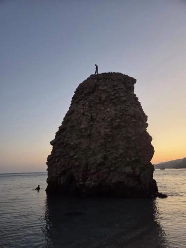 Ο απεγκλωβισμός στη Μήλο κινητοποίησε διαφορετικές υπηρεσίες και ομάδες διάσωσης, καθώς ο βράχος στον οποίο είχε εγκλωβιστεί ο 33χρονος ήταν απόκρημνος και η κατάβαση εγκυμονούσε κινδύνους. Οι εικόνες από το σημείο δείχνουν τους διασώστες να προσεγγίζουν τον άνδρα στην κορυφή και να χρησιμοποιούν ειδικό εξοπλισμό για την ασφαλή απομάκρυνσή του.