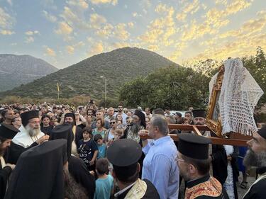 Ρέθυμνο: Εκατοντάδες προσκυνητές στη λιτανευτική κάθοδος της Ιεράς Εικόνας της Παναγίας Χαρακιανής