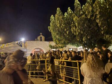 Ρέθυμνο: Εκατοντάδες προσκυνητές στη λιτανευτική κάθοδος της Ιεράς Εικόνας της Παναγίας Χαρακιανής