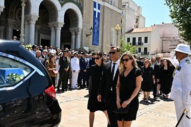 Συγκίνηση στο τελευταίο αντίο στον Γιάννη Βαρβιτσιώτη - Μητσοτάκης: "Μας αφήνεις βαριά κληρονομιά"