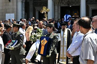 Συγκίνηση στο τελευταίο αντίο στον Γιάννη Βαρβιτσιώτη - Μητσοτάκης: "Μας αφήνεις βαριά κληρονομιά"