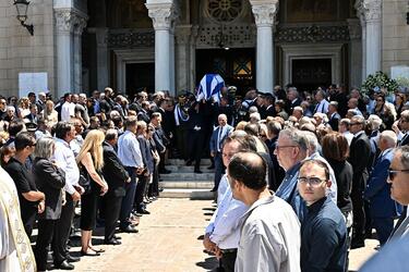 Συγκίνηση στο τελευταίο αντίο στον Γιάννη Βαρβιτσιώτη - Μητσοτάκης: "Μας αφήνεις βαριά κληρονομιά"
