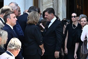 Συγκίνηση στο τελευταίο αντίο στον Γιάννη Βαρβιτσιώτη - Μητσοτάκης: "Μας αφήνεις βαριά κληρονομιά"