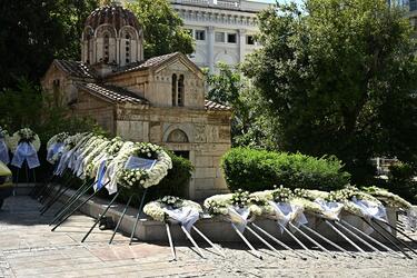 Συγκίνηση στο τελευταίο αντίο στον Γιάννη Βαρβιτσιώτη - Μητσοτάκης: "Μας αφήνεις βαριά κληρονομιά"