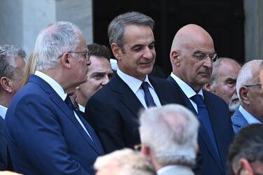 Συγκίνηση στο τελευταίο αντίο στον Γιάννη Βαρβιτσιώτη - Μητσοτάκης: "Μας αφήνεις βαριά κληρονομιά"
