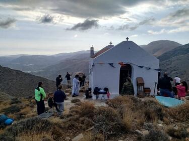  Λασίθι: Ανάβαση στον Άη Γιάννη τον Καψά στη Λάστρο Σητείας, παρέα με το "ολοστρόγγυλο" φεγγάρι!