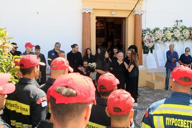 Ρόδος: Βαρύ πένθος στο τελευταίο «αντίο» στον πυροσβέστη Πέτρο Διακάκη