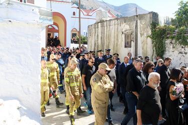 Ρόδος: Βαρύ πένθος στο τελευταίο «αντίο» στον πυροσβέστη Πέτρο Διακάκη