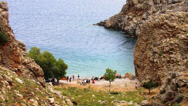 στην πολύ ιδιαίτερη&nbsp;παραλία της Αγριόμαντρας&nbsp;