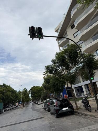 Καθημερινά βλέπουμε οχήματα να το περνούν με πορτοκαλί, ακόμα και με κόκκινο.