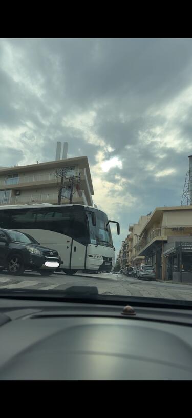 Καθημερινά βλέπουμε οχήματα να το περνούν με πορτοκαλί, ακόμα και με κόκκινο.