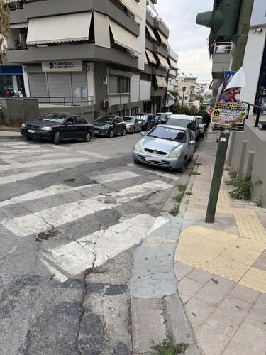 Καθημερινά βλέπουμε οχήματα να το περνούν με πορτοκαλί, ακόμα και με κόκκινο.