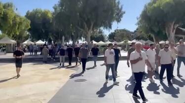 Οι οδηγοί, αφού συγκεντρώθηκαν στην πλατεία Ελευθερίας, εν συνεχεία ανέβηκαν στο κτήριο της Περιφέρειας Κρήτης όπου και συναντήθηκαν με τον Αναπληρωτή Περιφερειάρχη Γιώργο Πιτσούλη και τον Αντιπεριφερειάρχη Ηρακλείου Νίκο Συριγωνάκη, στους οποίους και παρέδωσαν το ψήφισμά τους.