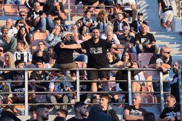 Τι ωραία που τεντώνει το σεντόνι - Τρομερή ατμόσφαιρα στο Παγκρήτιο από τον κόσμο του ΟΦΗ (φωτογραφίες)
