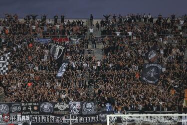 Τι ωραία που τεντώνει το σεντόνι - Τρομερή ατμόσφαιρα στο Παγκρήτιο από τον κόσμο του ΟΦΗ (φωτογραφίες)