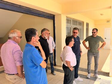 Οι υπηρεσίες του Δήμου, σε συνεργασία με τις σχολικές κοινότητες και με βάση τις ανάγκες που είχαν καταγραφεί και υποδειχθεί από τους διευθυντές και τους εκπαιδευτικούς, προχώρησαν σε σειρά παρεμβάσεων και στις τρεις Δημοτικές Ενότητες, με στόχο οι μαθητές και οι εκπαιδευτικοί να επιστρέψουν σε σχολεία ασφαλή, καθαρά και λειτουργικά.