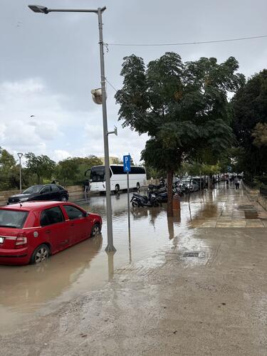 Η νεροποντή, η διαχείριση των ομβρίων και τα πρακτικά προβλήματα για πεζούς και οδηγούς