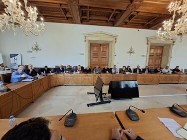 Τεχνική συνάντηση εργασίας στη Λότζια με Προέδρους Δημοτικών Κοινοτήτων υπό τον Δήμαρχο Ηρακλείου Αλέξη Καλοκαιρινό, εν αναμονή της άφιξης κυβερνητικού κλιμακίου