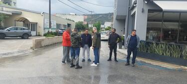 Οι εκπρόσωποι της παράταξης του ΚΚΕ καυτηρίασαν την "ανυπαρξία αντιπλημμυρικών έργων στην περιοχή, με τους κατοίκους -χωρίς καμία βοήθεια από το Δήμο ή την Περιφέρεια- να παλεύουν μόνοι τους για να κρατήσουν όρθιες τις επιχειρήσεις και τα σπίτια τους".