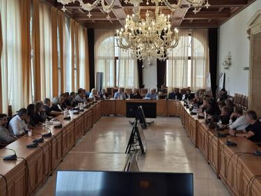 Τεχνική συνάντηση εργασίας στη Λότζια με Προέδρους Δημοτικών Κοινοτήτων υπό τον Δήμαρχο Ηρακλείου Αλέξη Καλοκαιρινό, εν αναμονή της άφιξης κυβερνητικού κλιμακίου