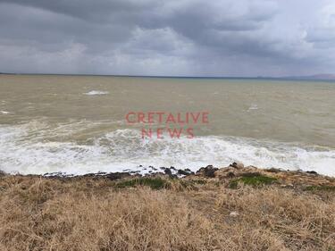 Mία… λάσπη θάλασσα στον Καρτερό (φωτογραφίες)