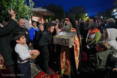 Την Ιερά Εικόνα κόμισε ο Σεβασμιώτατος Μητροπολίτης Βεροίας, Ναούσης και Καμπανίας κ. Παντελεήμων, συνοδευόμενος από τον Καθηγούμενο του Ιερού Προσκυνήματος, Πανοσιολογιώτατο Αρχιμανδρίτη Παντελεήμονα Παπαεμμανουήλ, τον Αρχιδιάκονο της Ιεράς Μητροπόλεως Βεροίας π. Κοσμά Καραγιάννη, τον Πρόεδρο του Σωματείου «Παναγία Σουμελά» κ. Γεώργιο Τανιμανίδη και μέλη του Διοικητικού Συμβουλίου του Ιερού Ιδρύματος.