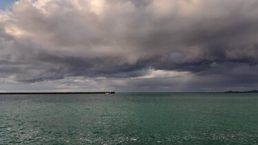 Συννεφιασμένη η Πέμπτη, με πιθανότητα βροχής