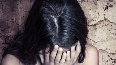 Ανήλικη κακοποιούνταν σεξουαλικά από τον σύντροφο της μητέρας της