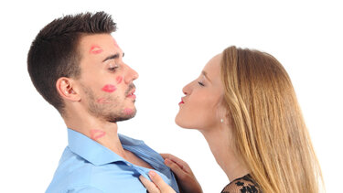 Σας πνίγει με εκδηλώσεις αγάπης; Γιατί πρέπει να ανησυχήσετε