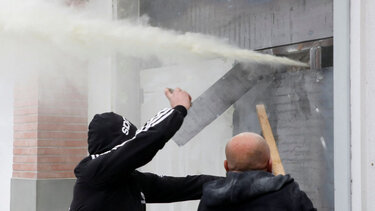 Αλβανία: Οπαδοί του Σαλί Μπερίσα επιχείρησαν να καταλάβουν τα γραφεία του Δημοκρατικού Κόμματος