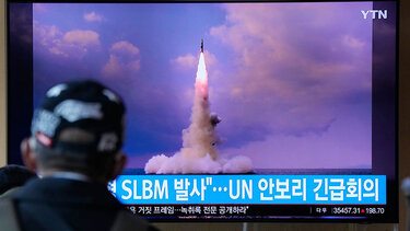 Eκτόξευση πυραύλου από τη Βόρεια Κορέα: Ολιγόλεπτος «συναγερμός» σε αεροδρόμια των ΗΠΑ