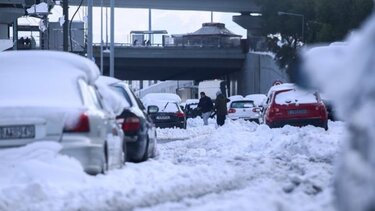 Περίπου 4.500 επιβάτες και 2.500 οχήματα εκτιμάται ότι βρέθηκαν εγκλωβισμένα εντός της Αττικής Οδού