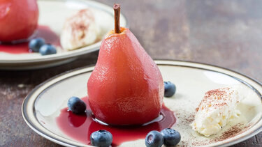 Αχλάδια με σάλτσα κόκκινου κρασιού