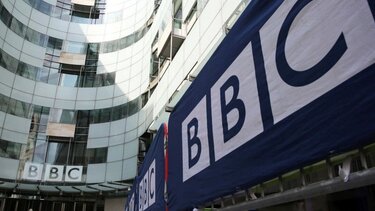 Βρετανικά ΜΜΕ: Η κυβέρνηση θα διακόψει τη χρηματοδότηση του BBC