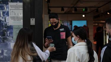Μπαράζ ελέγχων – Αυστηρότερη επιτήρηση κυρώσεων μετά από αναστολή λειτουργίας καταστημάτων