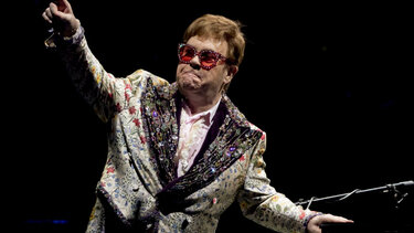 Viral οι αντιδράσεις θαυμάστριας σε συναυλία του Έλτον Τζον