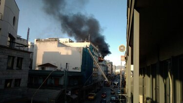 Πυρκαγιά σε στέγη κεντρικού κτιρίου στον Βόλο