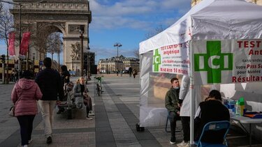 Γαλλία: Σε δέκα μέρες αναμένεται η κορύφωση του επιδημικού κύματος