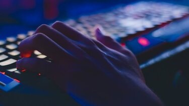 Ευάλωτοι οι Έλληνες στις online απάτες - Ενδιαφέρονται για πληροφορίες σχετικά με απάτες επενδύσεων