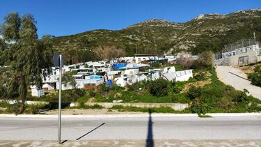 "To ΚΥΤ στο Βαθύ έκλεισε αλλά οι παράγκες έμειναν"