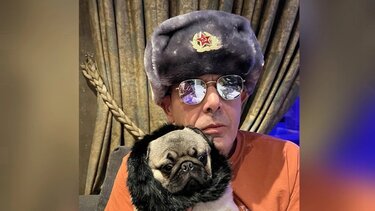 Ο Πάνος Καμμένος, το σφυροδρέπανο και ο ρωσικός σκούφος